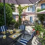 L'olivier - Piscine & Parking