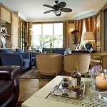 L'olivier - Piscine & Parking Hotel