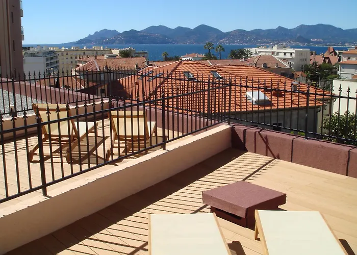 L'olivier - Piscine & Parking Hotel