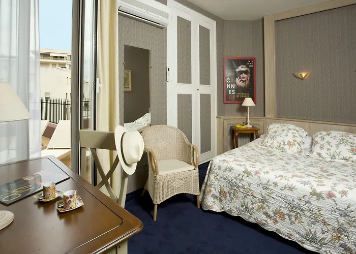 Hotel L'olivier - Piscine & Parking
