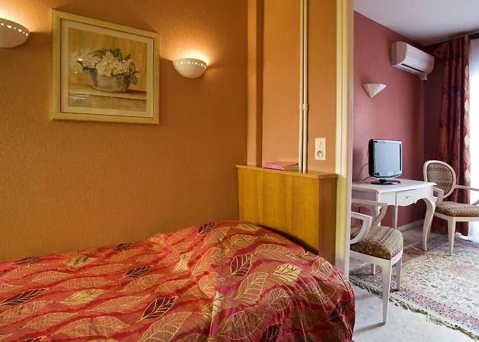 Hotel L'olivier - Piscine & Parking 3*