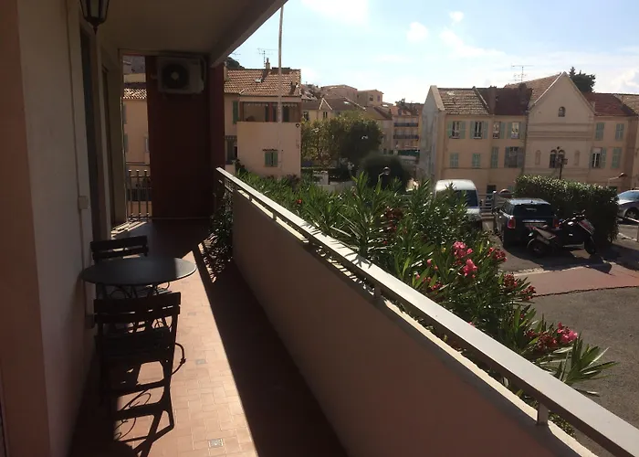 L'olivier - Piscine & Parking 酒店 3*