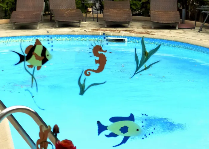 L'olivier - Piscine & Parking 3*