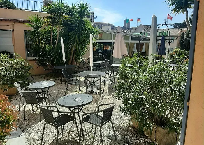 Hotel L'olivier - Piscine & Parking 3*