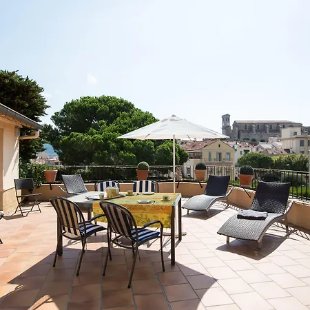 L'olivier - Piscine & Parking Hotell 3*