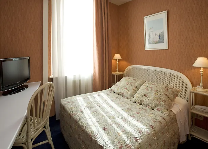 Otel L'olivier - Piscine & Parking