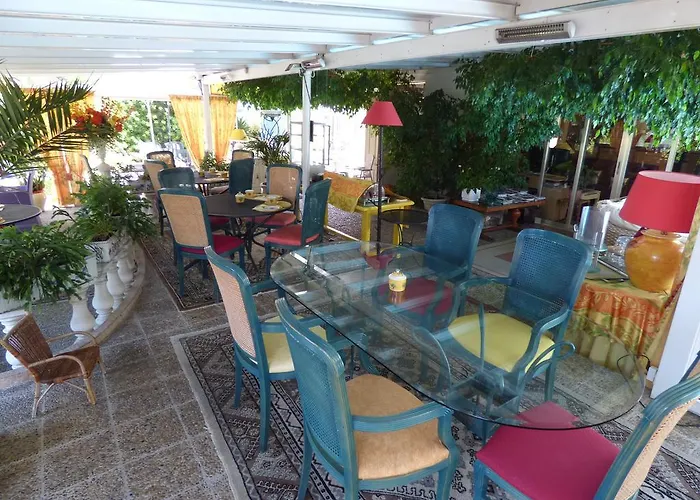 L'olivier - Piscine & Parking 3*